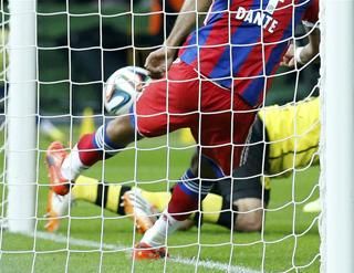 A vitatott jelenet: Dante kihúzza a labdát a gólvonalról. 
Vagy mögüle (Fotó: Reuters)