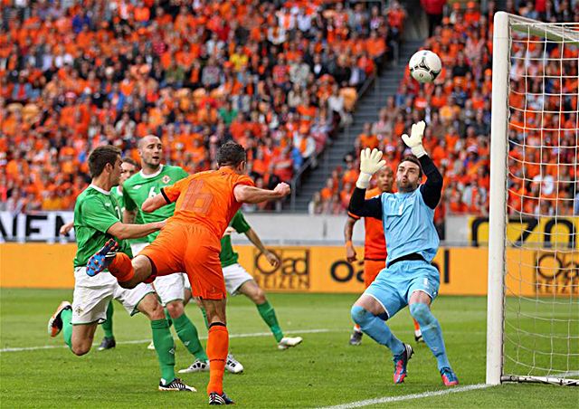 Robin van Persie éles szögből szerezte meg a hollandok vezető gólját (Fotók: Action Images)