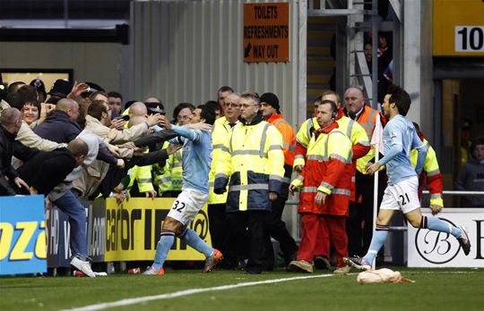 Carlos Tévez érkezik a szurkolók gyűrűjébe (Fotó: Action Images)