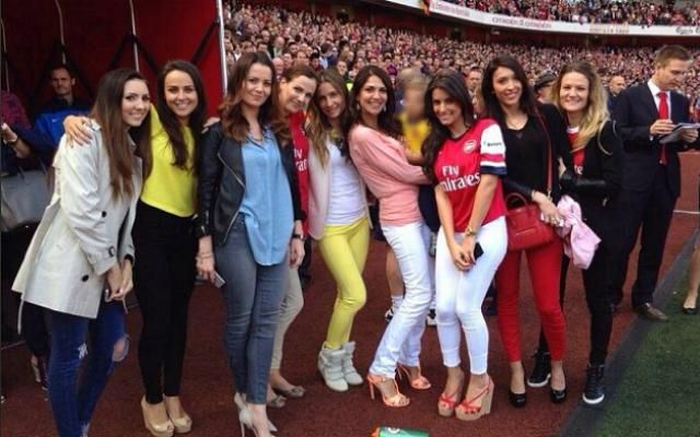 Az Emiratesben szinte az összes barátnő feltűnt (Fotó: dailymail.co.uk)