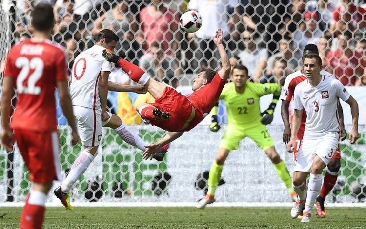 Xherdan Shaqiri parádés góllal egyenlített (Fotó: AFP)