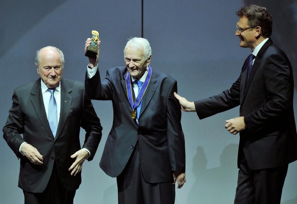 A 2012-es budapesti kongresszuson Sepp Blatter (balra) elnök adta át neki a FIFA-érdemrendet (Fotó: MTI)
