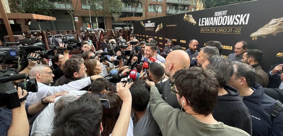 Elképesztő érdeklődés övezi Robert Lewandowskit, a kétszeres aranycipős lengyel klasszis lapunk kérdéseire is válaszolt Barcelonában, ahol átvette a legeredményesebb játékosnak járó díjat (FOTÓ: MARCA)