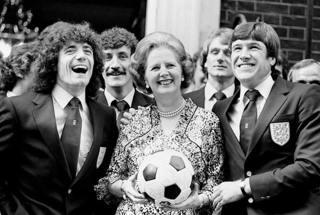 Margaret Thatcher az angol válogatott négy játékosával, Kevin Keegannel, Terry McDermott-tal, Phil Thompsonnal és Emlyn Hughes-zal pózol a Downing Street 10. előtt 1980. május 6-án (Forrás: anorak.co.uk)