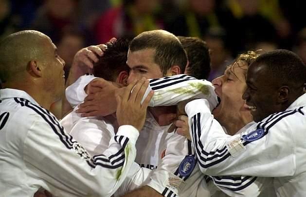 Élete fénypontja? Ronaldo, Zinédine Zidane, Michel Salgado, Claude Makélélé ölelgeti az ifjú Portillót (Fotó: AFP)