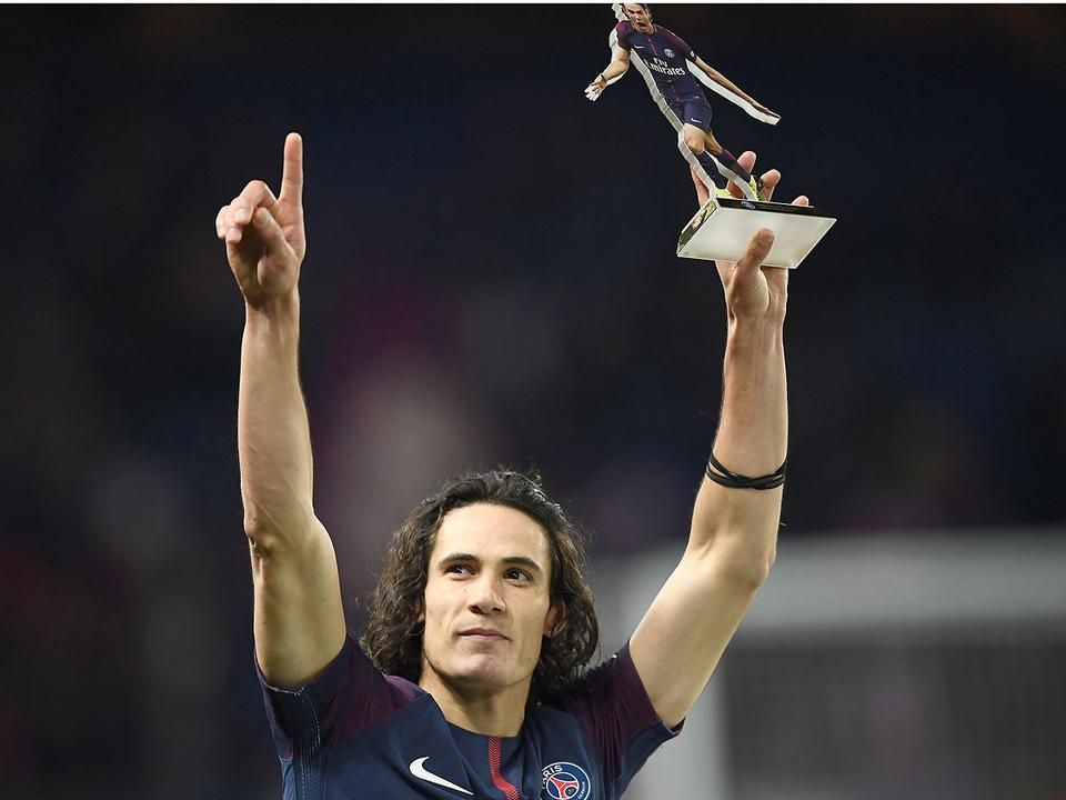 Edinson Cavani a róla mintázott trófeával a csúcsdöntés után (Fotó: AFP)