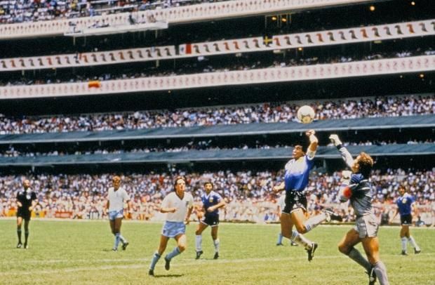 A gól, amelyet kicsit Maradona feje, kicsit az Isten keze ért el (Fotó: AFP)