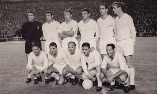 Puskás Ferenc (előtte a labda) a Real Madrid 1964-es csapatában