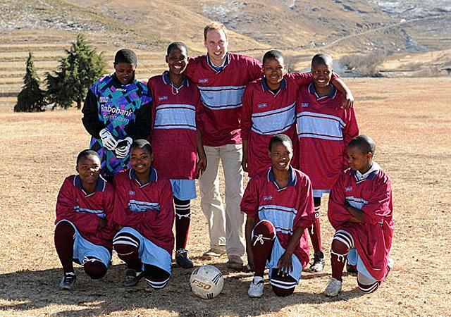 Elkötelezettnek tűnik... 2009-ben, egy hivatalos afrikai látogatáson is előkerült a Villa-mez (Fotó: telegraph.co.uk)