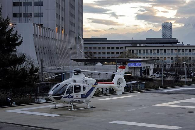 Egy helikopter áll az Egyetemi Kórház épülete előtt a franciaországi Grenoble-ban, ahol Michael Schumachert kezelik (Fotó: MTI)