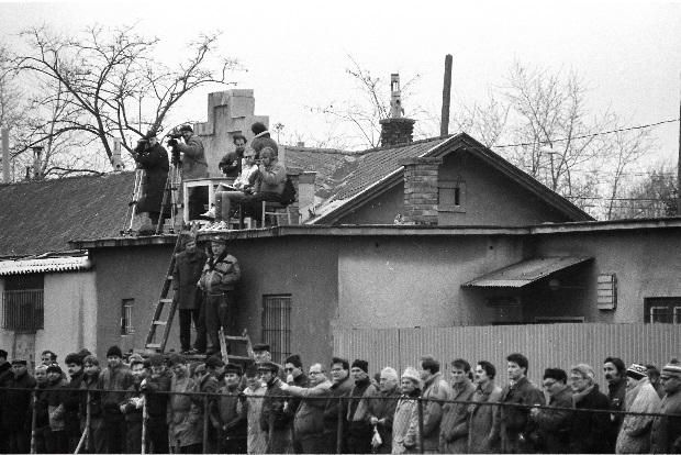 Pályaszéli jelenet egy régi ESMTK–Veszprém kupamérkőzésen, a háztetőn Kopeczky Lajos riporter (Fotó: Kristóf Lajos)