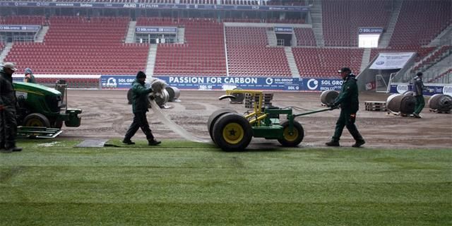 A hét közepén még így nézett ki a munkaterület: gyepet cseréltek a stadionban (Fotók: facebook.com/FCAugsburg)