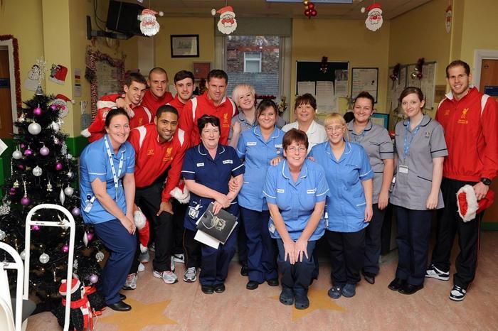 Gulácsi Péter és öt csapattársa a kórházi dolgozókkal (forrás: Daily Mail)