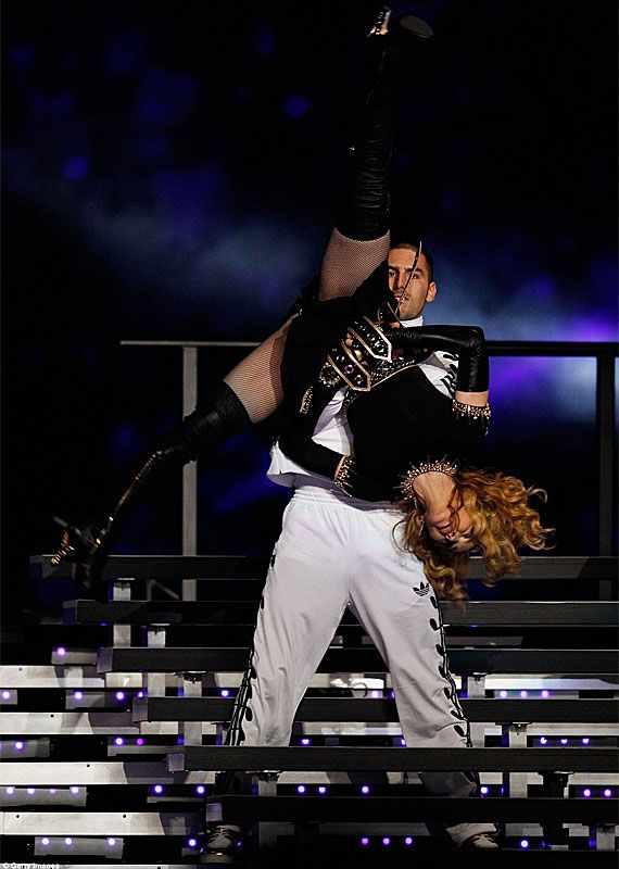 Madonna fejjel lefelé is hozta a kötelezőt (Forrás: dailymail.co.uk)