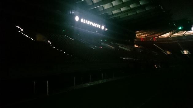 Az üres stadion sötétben – ma este Dzsudzsákéknak kellene megtölteniük tartalommal, hogy aztán mehessünk az Eb-re! (Ezért hajrá, Feröer!)