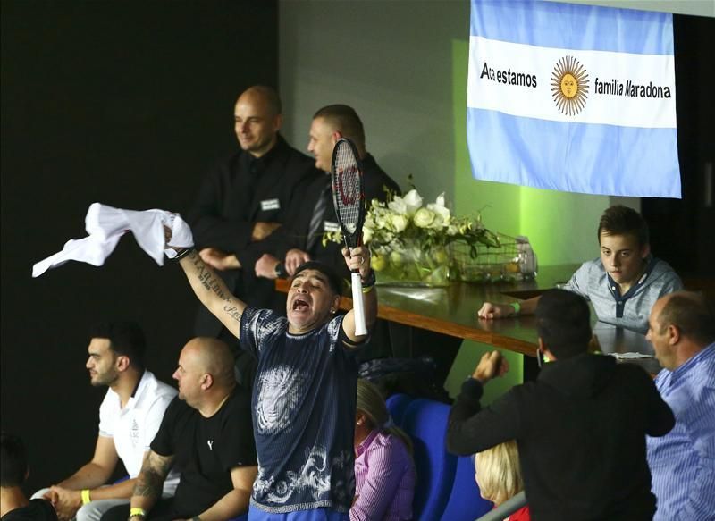 Diego Maradona természetesen nem maradt ülve (Fotó: Reuters)