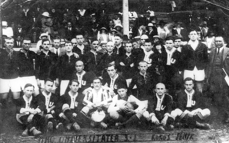Kozös csapatképen a kolozsvári egyetemisták 1919-ben alapított klubja, az Universitatea és a Marosvásárhelyi AC labdarúgói