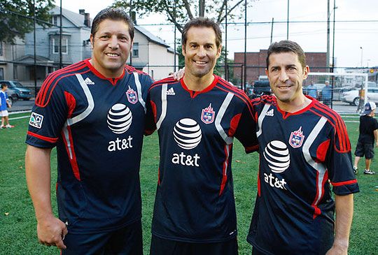 Tony Meola, John Harkes és Tab Ramos (balról jobbra) az idei MLS All-Star Game-en, New Jerseyben