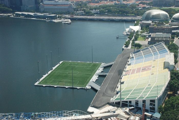 Futballpálya a víz felszínén, a lelátó a parton. A helyszín: Szingapúr (Fotó: theguardian.com)