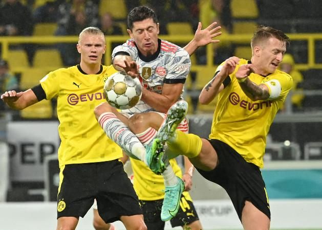 A dortmundi Erling Haaland (balra) és Marco Reus (jobbra) sem szívesen nézné végig, hogy Robert Lewandowski (középen) éppen ellenük legyen ismét német bajnok (Fotó: AFP)