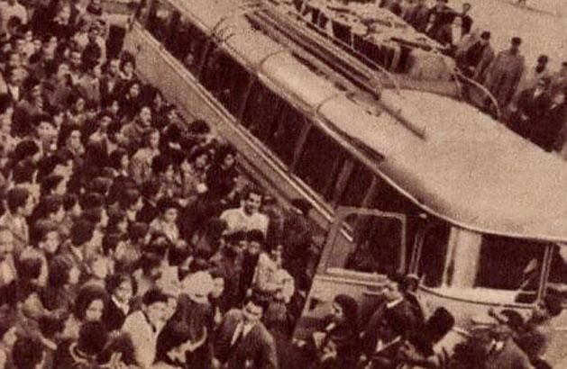 1962: lelkes tömeg fogadta a meccsre érkező magyar csapat buszát (Fotó: Képes Sport)