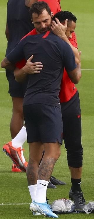 Neymar és Lőw Zsolt ölelik át egymást (Fotó: Imago Images)