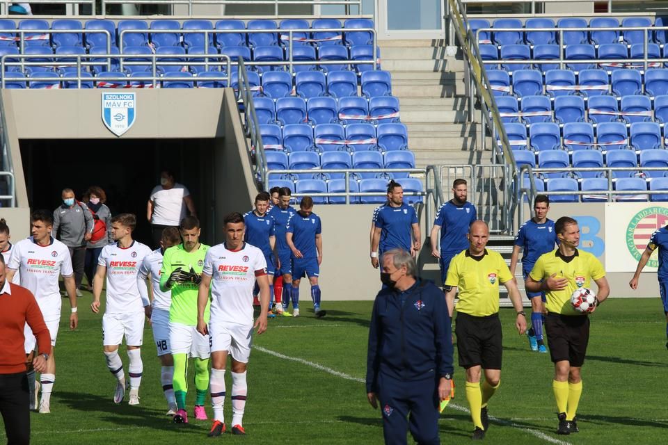 Érkeznek a csapatok és a játékvezetők a pályára (Fotó: Nagy Balázs/Új Néplap)