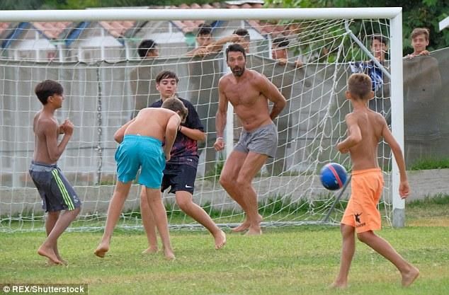 Buffon a kapuban, helyi gyerekekkel focizott (Fotó: Daily Mail)