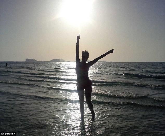 Képeslapra kívánkozó hangulatos kép a dubai tengerpartról