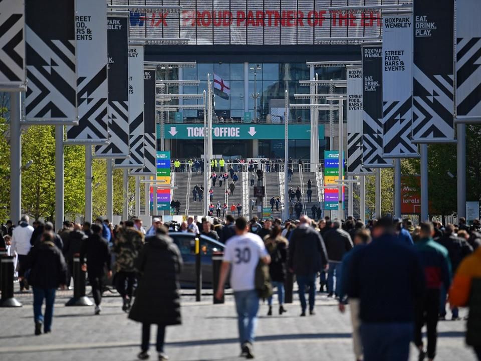 Emberek a Wembley felé tartó sétányon, 8000 néző vehet részt a találkozón (Fotó: AFP)