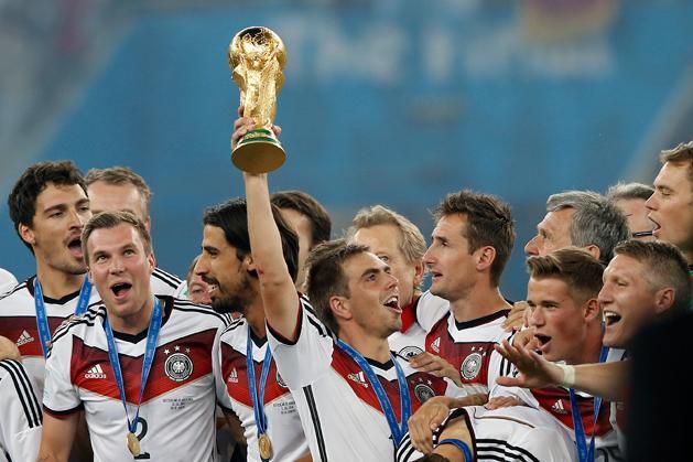 Amire minden futballista vágyik: magasba emelni a világbajnoki trófeát (Fotó: AFP)