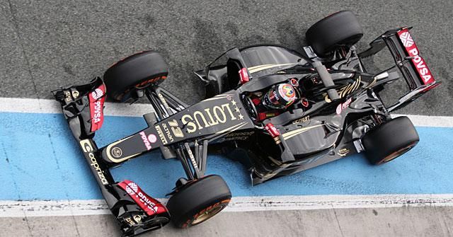 A Mercedes-motorral hajtott Lotus a boxutcában
