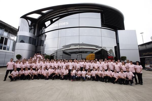 A McLaren osztozott Jenson Button rózsaszín gyászában (Fotó: Twitter/JensonButton)