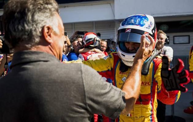 Az öröm pillanatai: Jean ünnepli Giuliano GP3-as győzelmét a Hungaroringen (Fotó: Földi D. Attila)