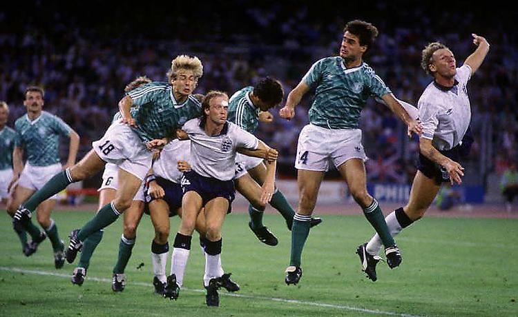 Légi harc az 1990-es nyugatnémet–angol elődöntőn, zöld 18-asban Jürgen Klinsmann (Fotó: Action Images)