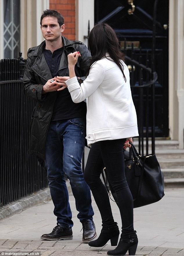 Lampard (és menyasszonya, Christine Bleakley) nem örül a történteknek (Fotó: Daily Mail)