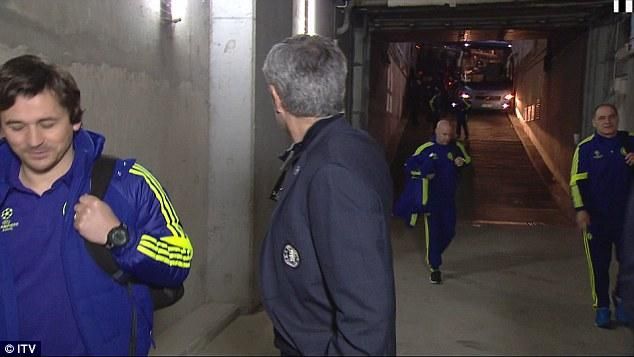 Mourinho és játékosai inkább gyalog mentek tovább (Fotó: ITV)
