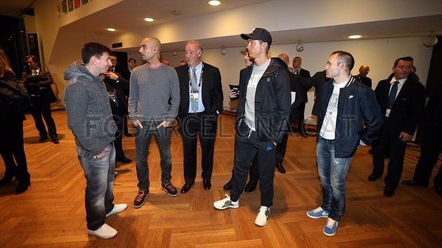 Barcás kör közepén állok: Messi, Guardiola, CR7 és Iniesta és Del Bosque cseveg (Fotó: fcbarcelona.com)