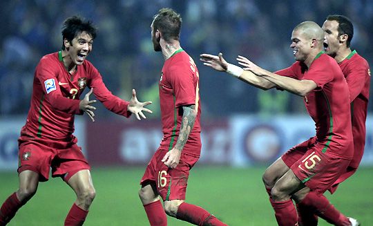 A portugálok így örültek Raul Meireles mindent eldöntő góljának (fotó: Reuters)