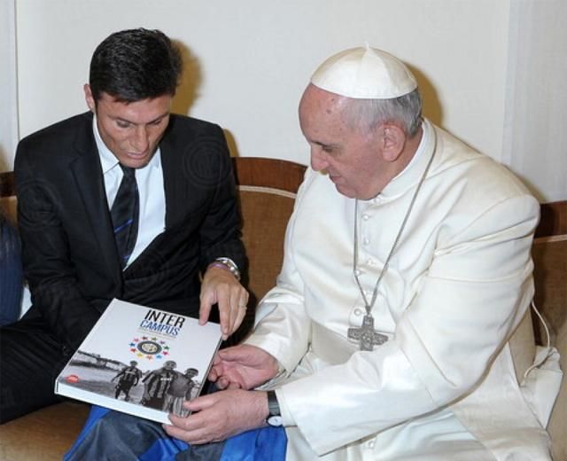 Javier Zanetti ajándékokkal kedveskedett Ferenc pápának (Fotók: La Repubblica)