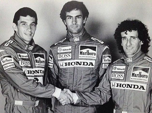Emanuele Pirro (középen) a Formula–1 igazi legendáit, Ayrton Sennát (balra) és Alain Prostot (jobbra) is segítette a McLaren-Hondánál