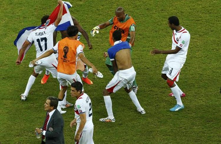 Így örültek a Costa Rica-i játékosok Görögország kiverésének. Folytatják? (forrás: Action Images)