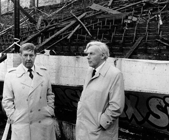 A Bradford City elnöke, Stafford Heginbotham (balra) és Oliver Popplewell a Valley Parade leégett lelátója előtt. A félórás stadionbejárás után Popplewell már mindent  tudott (Forrás: anorak.co.uk)