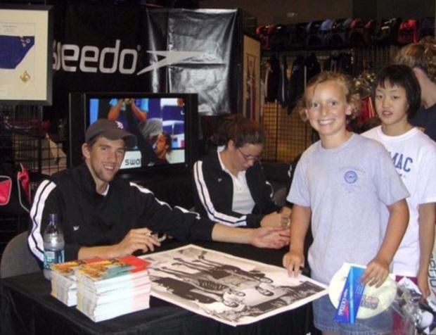 Egy 2006-os találkozás pillanatképe: Phelps aláír, Ledecky boldog