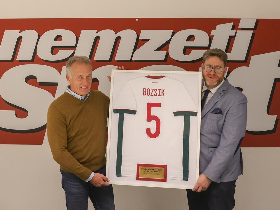 In the Hungarian dream team, jersey number 5 belongs to József Bozsik – in our picture, Péter Bozsik, and Nemzeti Sport editor-in-chief György Szöllősi