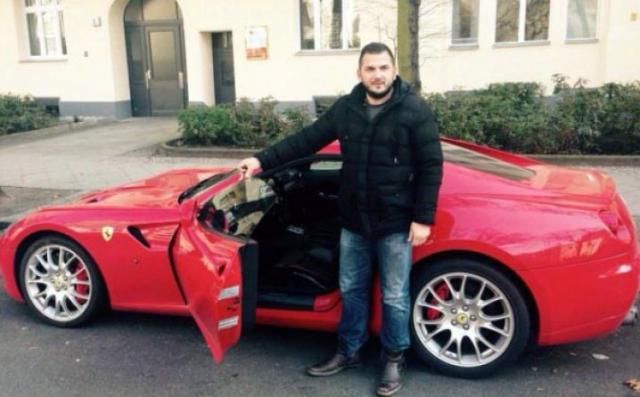 Besic édesapja egy Ferrarit kapott fiától (Fotó: sportsport.ba)