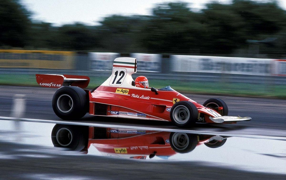 Az 1975-ös autó szintén fehér tetővel, Niki Laudával