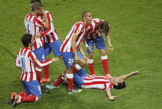 Atlético-játékosok a mennyekben – az ünneplő Falcao a földön a második gólja után (Fotó: Reuters)