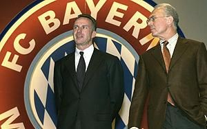 Karl-Heinz Rummenigge (balra) már a pályán is Franz
Beckenbauer örökét vette át, igaz, csatárként (Fotó: AFP)