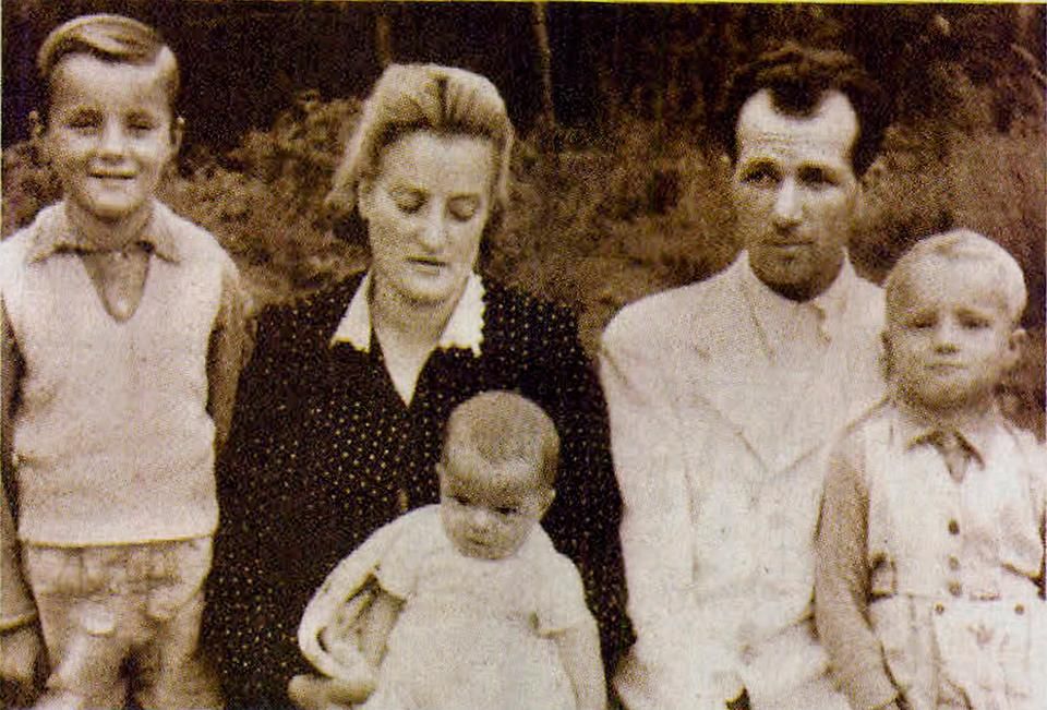 Ez a családi fotó vidám képet mutat: a legidősebb testvér, Béla mellett a mama a legkisebbel, Ferivel, jobbra a papa, Varga Ferenc és a szőke hajú Zoli